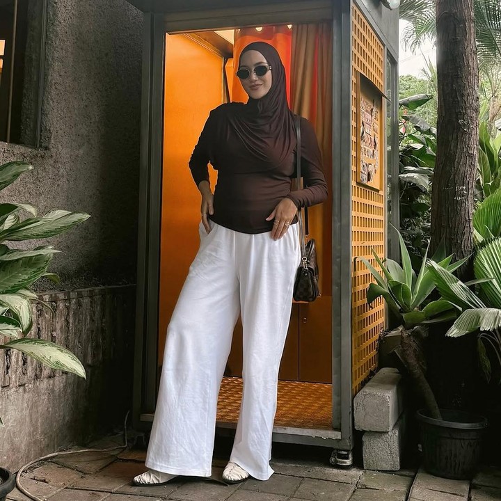 <p>Artis Erica Putri baru-baru ini mengumumkan kabar kehamilan keduanya ke publik. Kakak dari artis Citra Kirana ini diketahui tengah menjalani kehamilannya yang baru masuk trimester pertama, Bunda. (Foto: Instagram @ericaputrii)</p>