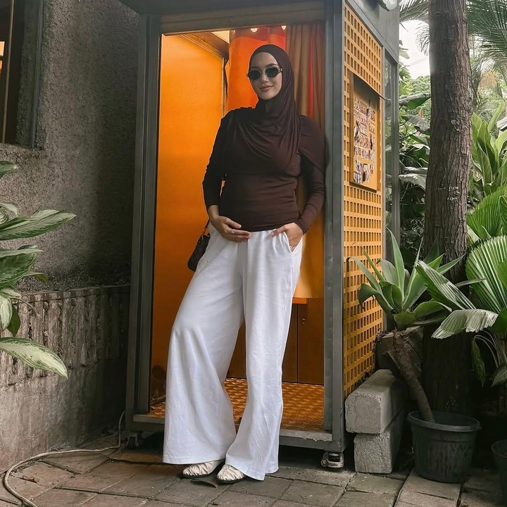 <p>Dalam foto ini, Erica tampil modis mengenakan celana putih dan baju kaus berwarna cokelat yang senada dengan warna jilbabnya. Perempuan 32 tahun ini menyempurnakan penampilannya dengan mengenakan aksesoris kacamata hitam. (Foto: Instagram @ericaputrii)</p>