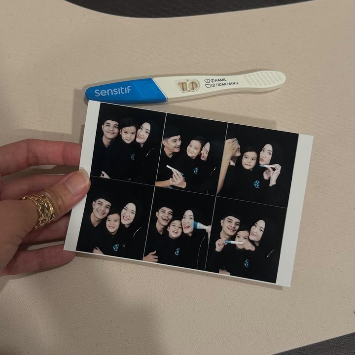<p>Dalam unggahan di Instagram, Erica sempat mem-<em>posting</em> video bersama suami dan anaknya yang terlihat kompak mengenakan baju berwarna hitam. Di video ini, Erica memberikan kejutan manis untuk suami Derly De Kezier dan anak pertamanya Zeev Andrea de Keizer. Ia mengeluarkan test pack kehamilan positif dan menunjukkannya ke sang suami. "Memberi tahu suami dan anak pertama kalau saya hamil," tulisnya dalam keterangan di video tersebut. (Foto: Instagram @ericaputrii)</p>