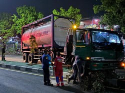 Ditinggal Sopir, Truk Bahan Kimia Ngglondor Hantam Median Jalan di Klaten
