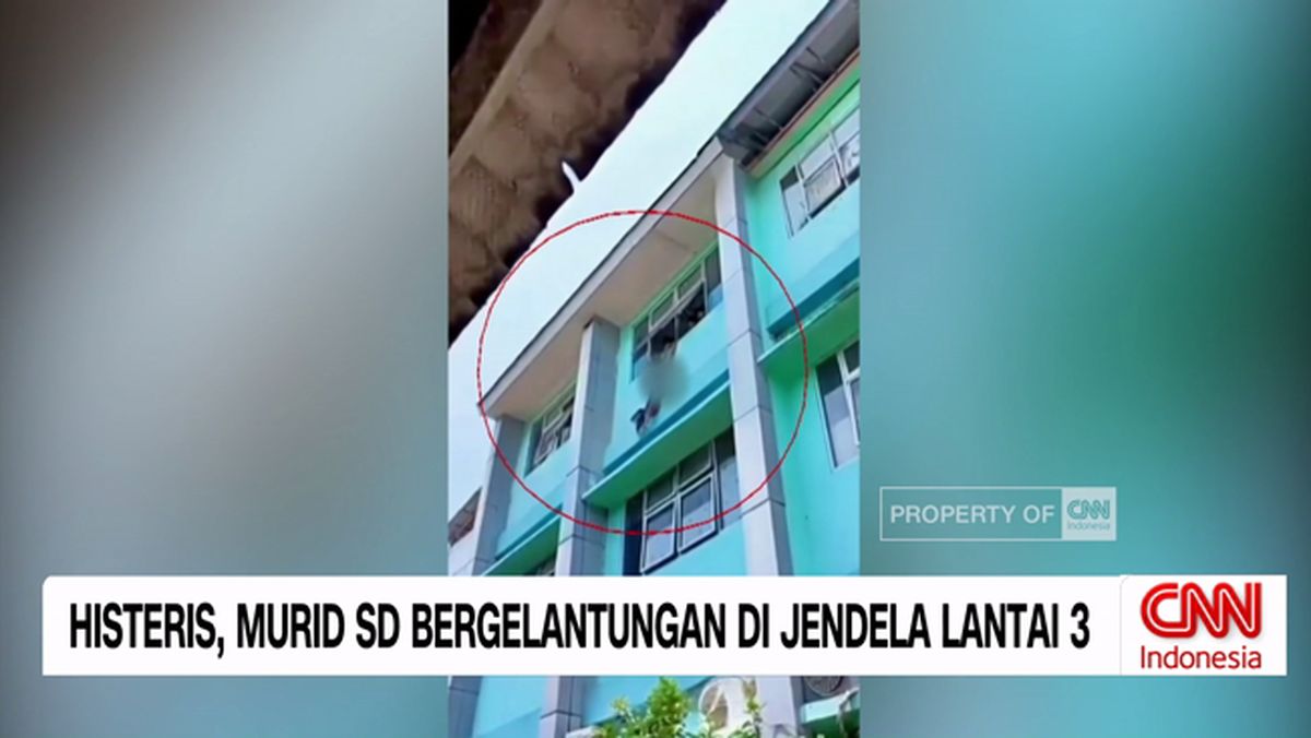 VIDEO: Siswi SD Bergelantungan di Jendela Lantai 3