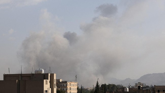 Israel luncurkan serangan menargetkan milisi Houthi di Yaman, lebih dari 100 orang terluka.