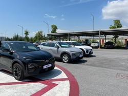 Sukses Bikin Mobil Listrik, VinFast Gak Tertarik Bikin Mobil Hybrid Nih?