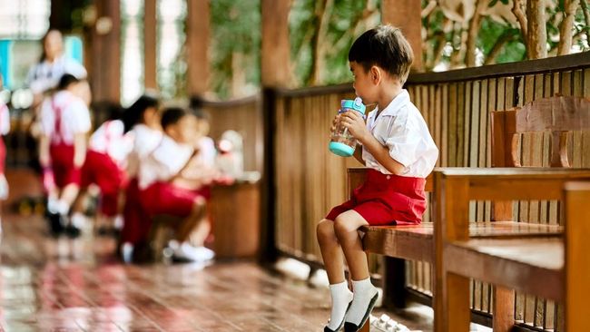 Kenali Gejala Keracunan Makanan dan Cara Mengatasinya pada Anak
