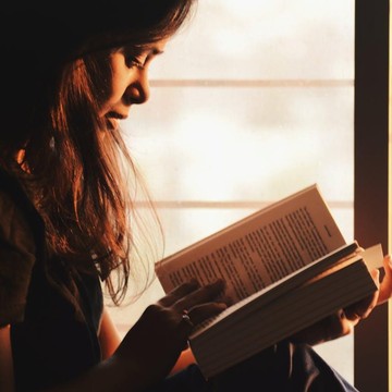 7 Ciri Kepribadian Orang yang Suka Membaca Buku daripada Menonton TV