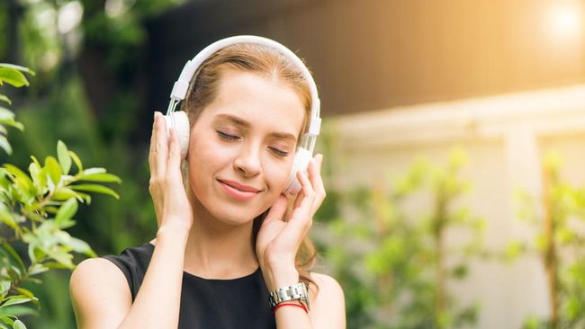 7 Ciri Kepribadian Orang yang Suka Memutar Lagu Sama Berulang Kali