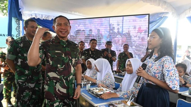 Panglima TNI Resmikan 339 SPPG Makan Bergizi Gratis Panglima TNI Agus Subiyanto meresmikan 339 Sentra Penyediaan Pangan dan Gizi (SPPG) untuk mendukung program MBG. Total, TNI kini mengurus 452 SPPG.
