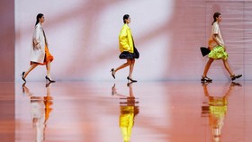 FOTO: Warna-warni Musim Panas yang Berani dalam Koleksi Prada