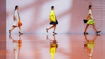 FOTO: Warna-warni Musim Panas yang Berani dalam Koleksi Prada