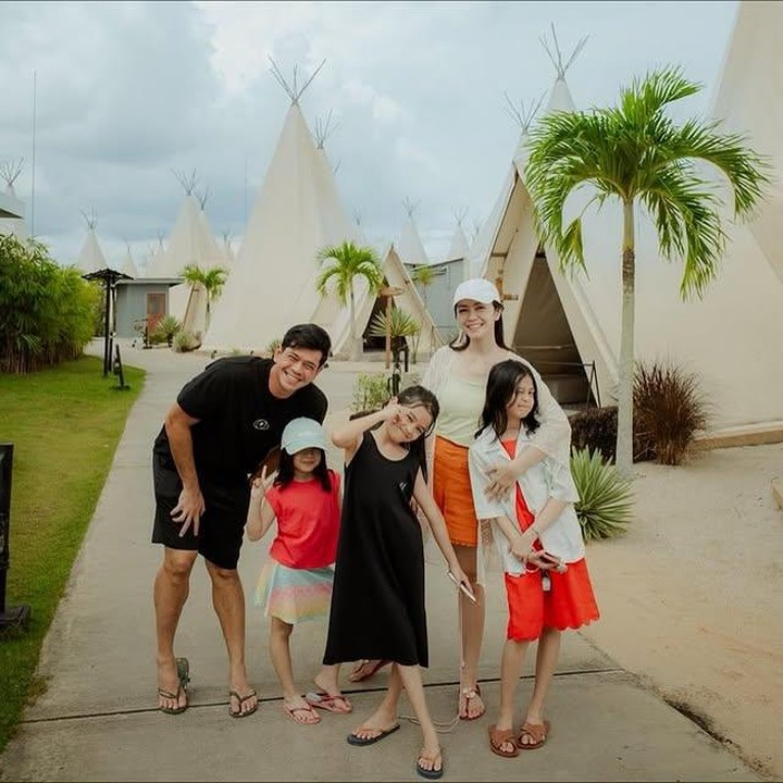 <p>Di lokasi liburan, kebahagiaan Surya dan keluarganya begitu terlihat, Bunda. Sang istri, Tyara Renata, pun tampak membagikan sejumlah momen seru mereka lewat Instagram. (Foto: Instagram @suryainsomnia)</p>
