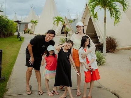 5 Potret Keseruan Tyara Renata dan Surya Insomnia Liburan, Renang hingga Motoran Bareng Anak
