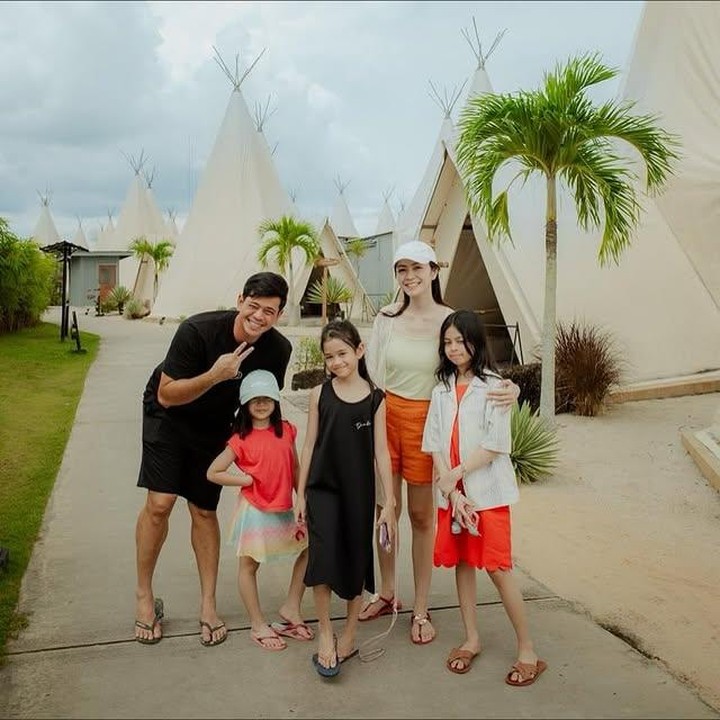 <p>Kehidupan artis memang selalu menarik untuk diikuti, salah satunya dari keluarga Surya Insomnia. Baru-baru ini, Surya dan sang istri, Tyara Renata, mengajak ketiga anaknya liburan ke Treasure Bay Bintan di Kepulauan Riau, Indonesia. (Foto: Instagram @suryainsomnia)</p>