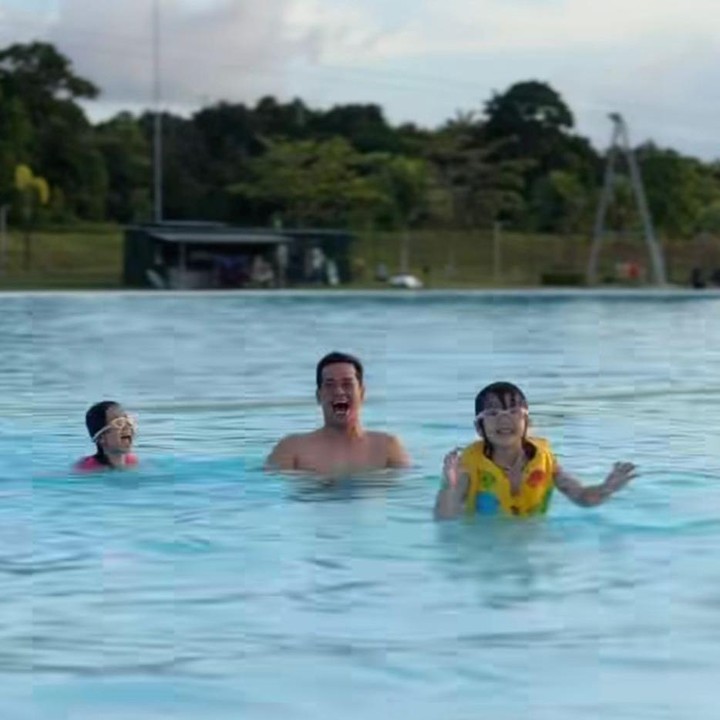 <p>Salah satu momen yang mencuri perhatian adalah saat Surya menemani anaknya berenang di kolam renang terluas di Indonesia. Senyum bahagia pun tampak jelas di wajahnya saat ia bisa menghabiskan waktu bersama putrinya. (Foto: Instagram @suryainsomnia)</p>