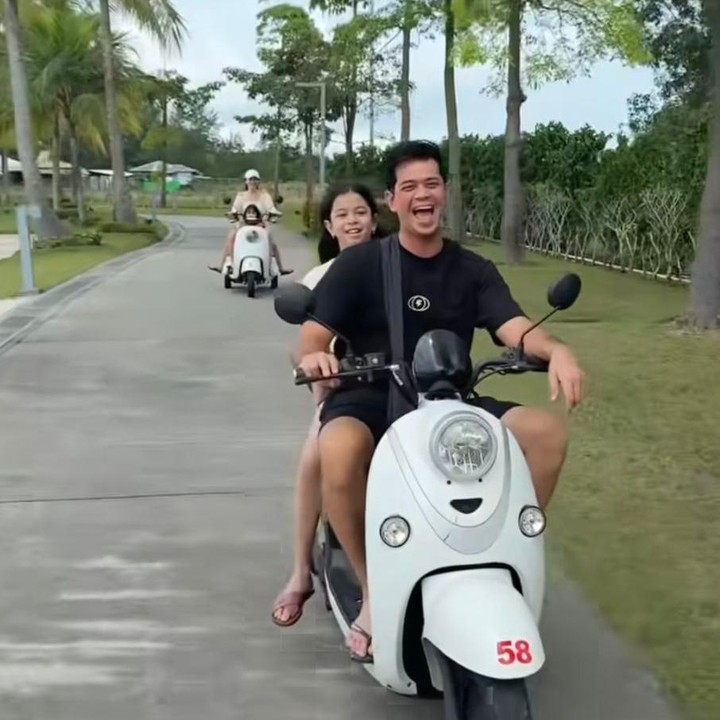 <p>Tak hanya berenang, keseruan keluarga Surya juga berlanjut dengan motoran mengelilingi area vila, Bunda. Surya pun tampak asyik menemani sang anak, sementara Tyara juga ikut memboncengi putrinya. (Foto: Instagram @suryainsomnia)</p>