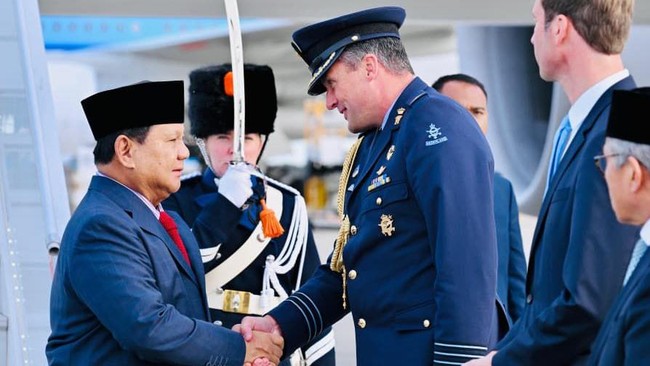 Presiden RI Prabowo Subianto tiba di Bandar Udara Internasional Schipol, Amsterdam, Belanda, pada Kamis, 25 September 2025 waktu setempat.