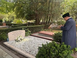 Prabowo Ziarah ke Makam Kakek dan Nenek di Belanda