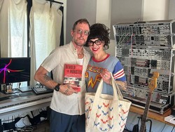 Istri Basis Weezer Terhindar dari Hukuman Penjara Terkait Insiden Tembak Polisi