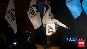 Sekretaris Jenderal PSI Raja Juli Antoni yang membacakan susunan kepengurusan DPP PSI untuk lima tahun ke depan mengatakan sosok inisial J ditunjuk sebagai Ketua Dewan Pembina PSI. (CNN Indonesia/Adi Ibrahim)
