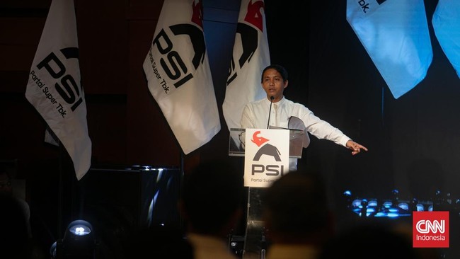 Sekretaris Jenderal PSI Raja Juli Antoni yang membacakan susunan kepengurusan DPP PSI untuk lima tahun ke depan mengatakan sosok inisial J ditunjuk sebagai Ketua Dewan Pembina PSI. (CNN Indonesia/Adi Ibrahim)