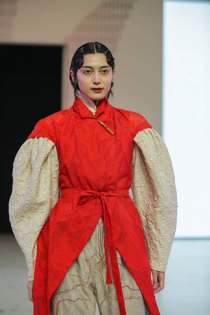 Sebanyak 10 looks menampilkan konstruksi elegan yang eksentrik dan juga kaya tekstur. Mulai dari permainan layer, lengan bervolume, sampai siluet drape yang anggun/ Foto: Dok. Senayan City