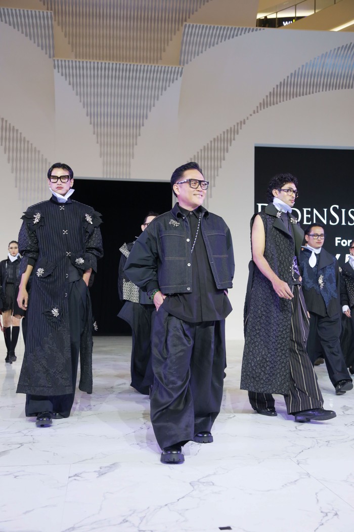 Untuk kolaborasinya bersama MYMD di Fashion Nation Senayan City XIX, Deden Siswanto menampilkan palet warna hitam untuk koleksinya. Meski disatukan dalam keseragaman warna, tiap look sukses menonjolkan individualitas yang edgy dan ekspresif/ Foto: Dok. Senayan City
