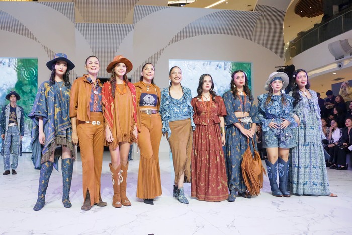 Ghea Resort by Amanda Janna menampilkan koleksi bertajuk Mamuli: Tana Humba, Tana Jiwa”. Koleksi sarat warisan budaya ini tersusun atas warna-warni cerah bernuansa bumi/Foto: Dok. Senayan City