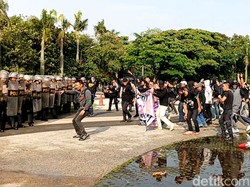 Kala Unjuk Rasa di Lapang Tegallega Bandung Berakhir Rusuh