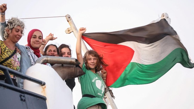 Israel Tahan 400 Aktivis Usai Cegat 41 Kapal Global Flotilla Israel mengatakan 400 aktivis ditangkap dari 41 kapal Global Sumud Flotilla, mereka akan dideportasi ke Eropa.