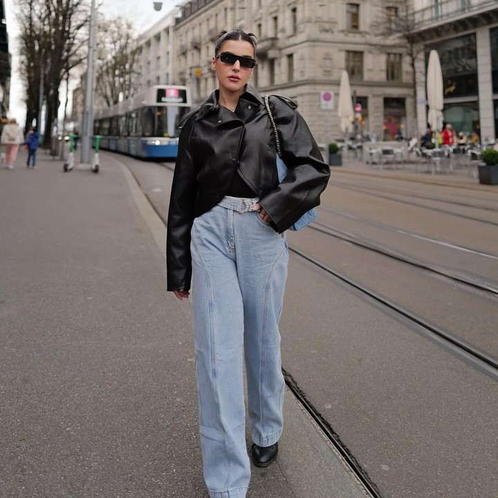 <p>Tasya diketahui menjabat sebagai Founder dan CEO MOP Beauty. Tak hanya itu, ia pun bekerja sebagai <em>fashion and beauty influencer</em> dalam kesehariannya. Oleh karena itu, tak mengherankan lagi jika sang selebgram sering kali posting dengan <em>outfit out the day</em> (OOTD) yang <em>stylish.&nbsp;</em>(Foto: Instagram@tasyafarasya)</p>