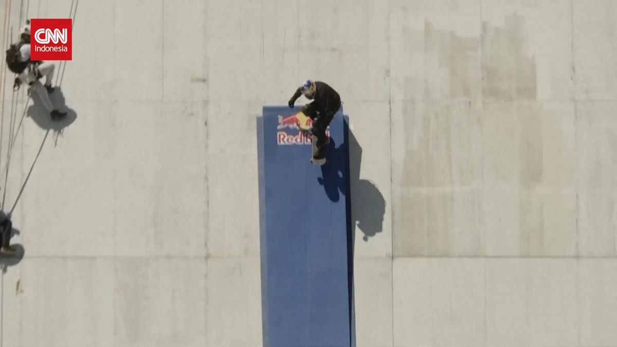 VIDEO: Momen Atlet Skate Board 'Terjun' dari Gedung 22 Lantai