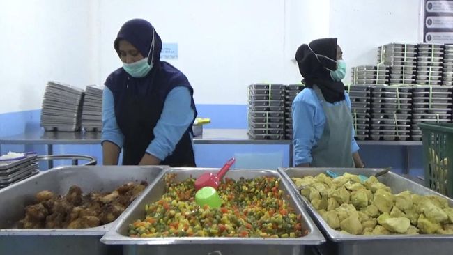 Segera buang makanan penyebab, istirahatkan anak, dan perhatikan tanda bahaya keracunan sebelum dirujuk ke rumah sakit.