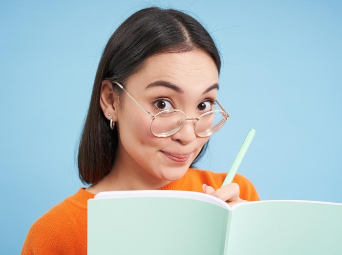 Kalimat “Aku belajar dari pengalaman ini” menunjukkan kemampuan perempuan tangguh untuk melihat kegagalan sebagai sarana evaluasi, bukan akhir dari segalanya. Dengan sikap ini, ia mampu mengubah kesalahan menjadi pelajaran berharga yang memperkuat langkahnya di masa depan.