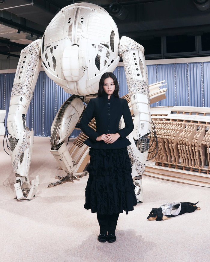 Buat fans maupun netizen terpukau oleh gaya stylish-nya, Jennie BLACKPINK pun kembali menjadi perbincangan hangat di jagat maya. Bagaimana pendapatmu tentang look idol K-Pop multitalenta satu ini, Beauties? / Foto: instagram.com/tamburinsofficial