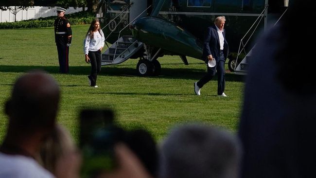 Cucu Presiden AS Donald Trump, Kai Trump, meluncurkan clothing line-nya. Ia berjualan sweater yang dibanderol dengan harga Rp2,2 juta.