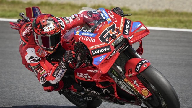 Francesco Bagnaia merebut pole MotoGP Jepang 2025 setelah mengalahkan Joan Mir dan Marc Marquez pada babak kualifikasi di Sirkuit Motegi, Sabtu (27/9).