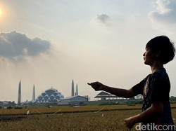 Akhir Pekan Menyenangkan Jalan SOR GBLA: Senja, Layangan, dan Cuan
