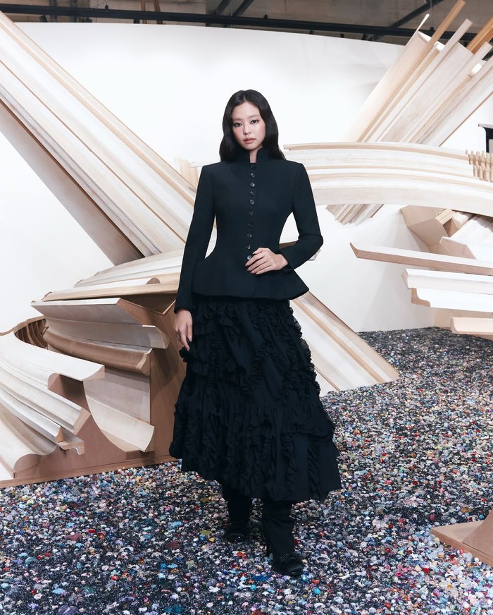 Jennie BLACKPINK pun turut meramaikan euforia perilisan koleksi parfum terbaru TAMBURINS tersebut di immersive space dengan tema ‘The Future Returned’ meski sang idol tidak membintangi kampanye ‘SUNSHINE’. / Foto: instagram.com/tamburinsofficial