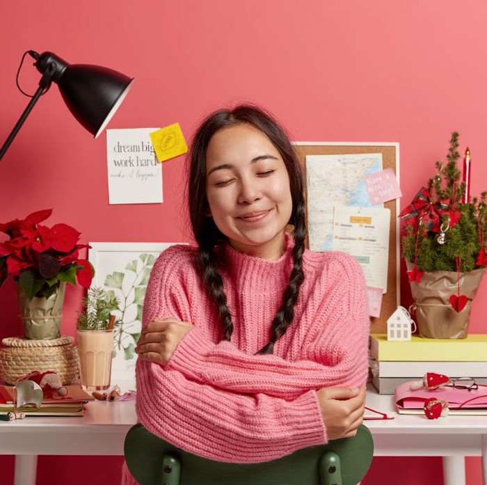 Ucapan “Beginilah aku apa adanya” menandakan kepercayaan diri perempuan tangguh untuk diterima tanpa harus menyembunyikan kekurangan. Kalimat ini juga menegaskan bahwa nilai diri tidak ditentukan oleh penilaian orang lain, melainkan oleh penerimaan diri sendiri.