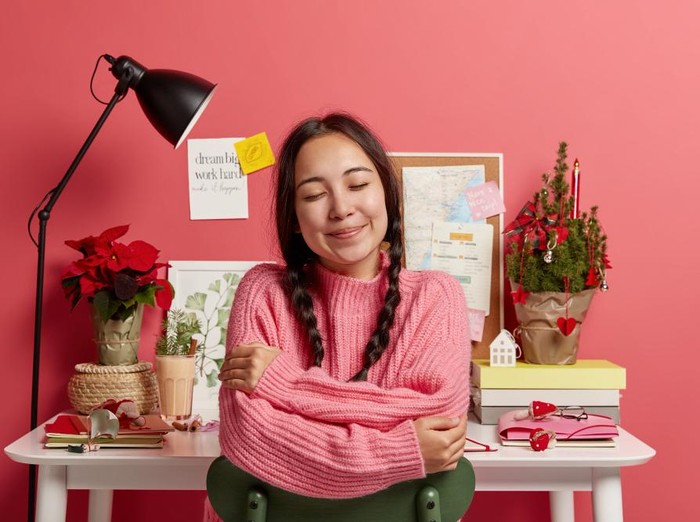 Ucapan “Beginilah aku apa adanya” menandakan kepercayaan diri perempuan tangguh untuk diterima tanpa harus menyembunyikan kekurangan. Kalimat ini juga menegaskan bahwa nilai diri tidak ditentukan oleh penilaian orang lain, melainkan oleh penerimaan diri sendiri.