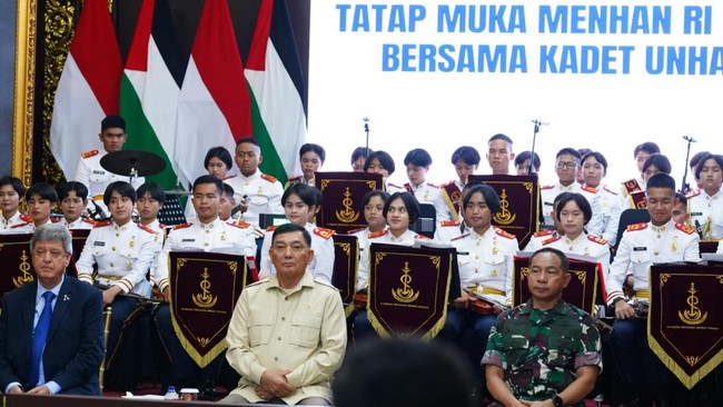 Kemenhan tegaskan tak ada larangan hijab bagi kadet perempuan di Unhan. Namun, mengakui soal penyesuaian busana untuk latsarmil, dan akan dievaluasi.
