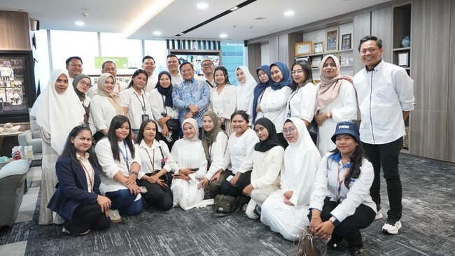 Program ini menjadi wujud apresiasi PNM atas kinerja karyawan mengamalkan nilai Tumbuh, Peduli, dan Menginspirasi dalam pemberdayaan perempuan prasejahtera.