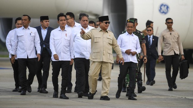 Sekretaris Kabinet Teddy Indra Wijaya mengumumkan Prabowo batal hadir di KTT G20. Gibran akan mewakili dan menyampaikan posisi Indonesia di acara tersebut.