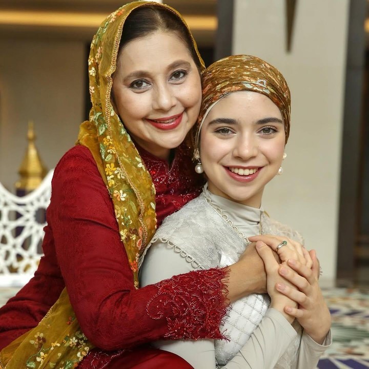 <p>Putri Ayu Azhari, Isabel, menorehkan prestasi saat mengikuti ajang Abang None Jakarta 2025. Ia terpilih menjadi wakil 2 None Jakarta. Di bidang pendidikan, Isabel juga membanggakan kedua orang tuanya karena berhasil diterima di tiga universitas ternama di Inggris, yakni University of Bristol, Brunel University of London, dan St. George&rsquo;s University School of Medicine. Perempuan 19 tahun itu lantas memutuskan untuk melanjutkan studinya di St. George&rsquo;s University School of Medicine. Ayu Azhari mengaku bangga dengan pencapaian sang putri di bidang pendidikan. Ayu mengaku sudah siap melepas putrinya untuk berkuliah di Inggris. "Dijaga pakai doa," ungkap Ayu, dalam acara <em>Rumpi No Secret</em> di Trans TV, beberapa waktu lalu. (Foto: Instagram @isabel.azhari)</p>