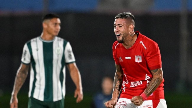 Pemain naturalisasi Malaysia, Rodrigo Holgado, dicoret dari klub America de Cali. Meski disanksi FIFA, gajinya tetap dibayar penuh hingga kontrak berakhir.