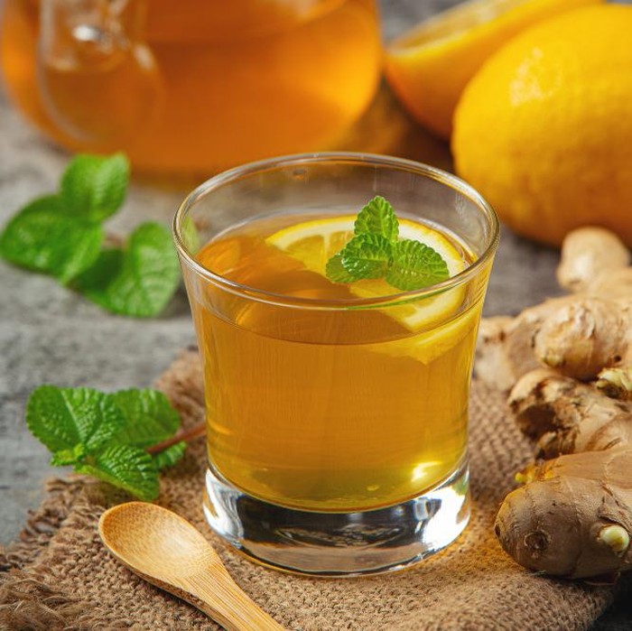 Teh jahe yang dikenal karena rasa dan aroma pedasnya yang khas, merupakan minuman herbal populer yang terbuat dari akar tanaman jahe.