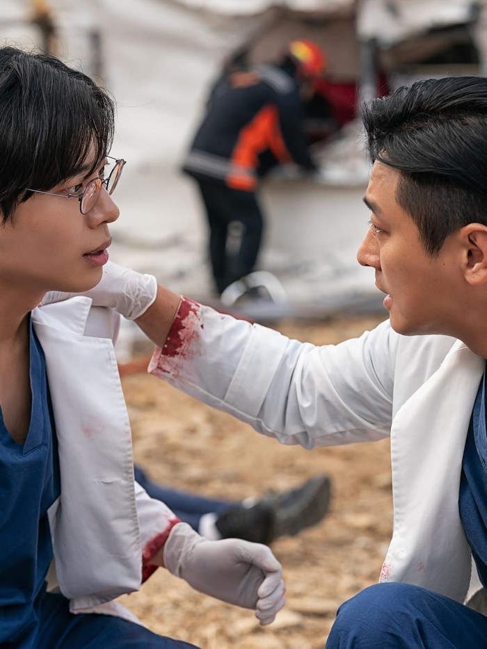 Drama ini pertama kali tayang pada 24 Januari 2025 dengan delapan episode. Tak butuh waktu lama, The Trauma Code langsung mencuri perhatian penonton global.

Serial ini berhasil naik ke peringkat teratas chart Netflix global non-English TV shows, bahkan bertahan di daftar 10 besar global selama lima minggu berturut-turut.