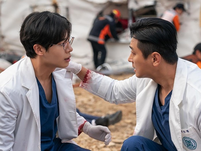 Drama ini pertama kali tayang pada 24 Januari 2025 dengan delapan episode. Tak butuh waktu lama, The Trauma Code langsung mencuri perhatian penonton global.

Serial ini berhasil naik ke peringkat teratas chart Netflix global non-English TV shows, bahkan bertahan di daftar 10 besar global selama lima minggu berturut-turut.
