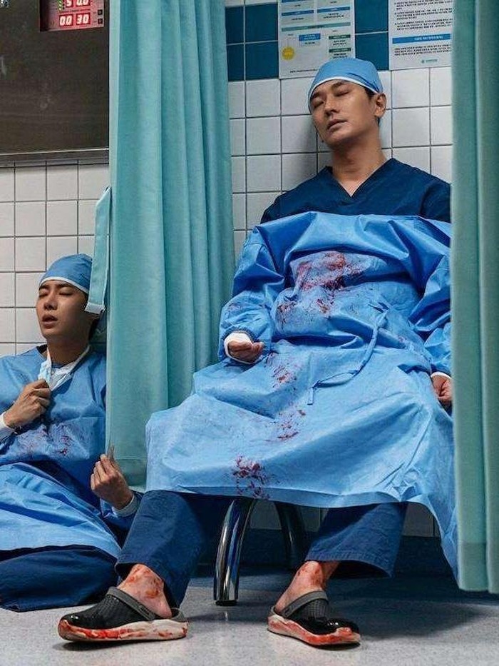 The Trauma Code: Heroes on Call adalah drama medis dengan ketegangan tingkat tinggi. Ceritanya mengikuti perjalanan Dr. Baek Kang Hyuk (diperankan Ju Ji Hoon), seorang ahli bedah trauma jenius sekaligus mantan petugas medis di medan perang.
