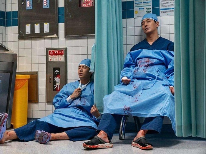 The Trauma Code: Heroes on Call adalah drama medis dengan ketegangan tingkat tinggi. Ceritanya mengikuti perjalanan Dr. Baek Kang Hyuk (diperankan Ju Ji Hoon), seorang ahli bedah trauma jenius sekaligus mantan petugas medis di medan perang.