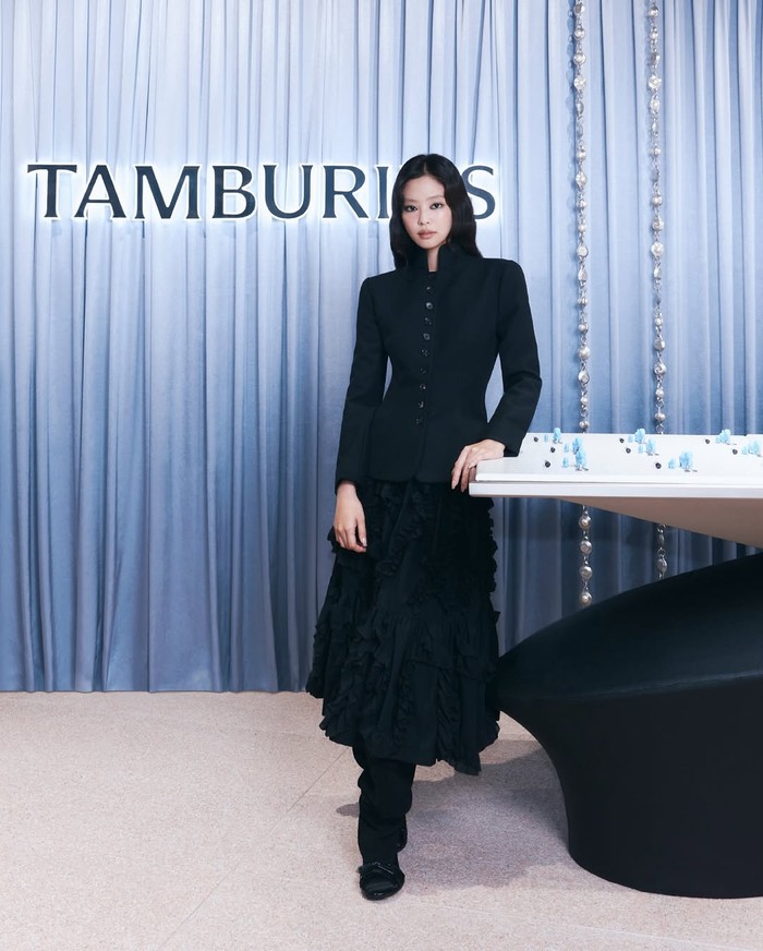 Walaupun memakai outfit serba hitam, pelantun lagu ‘SOLO’ dan ‘like JENNIE’ dapat membuat tampilan gothic ala Wednesday Addams, salah satu karakter film populer ‘The Addams Family’, tetap terlihat elegan. / Foto: instagram.com/tamburinsofficial